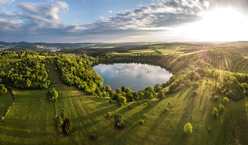 Weinfelder Maar auf dem Eifelsteig © Eifel Tourismus GmbH, Dominik Ketz