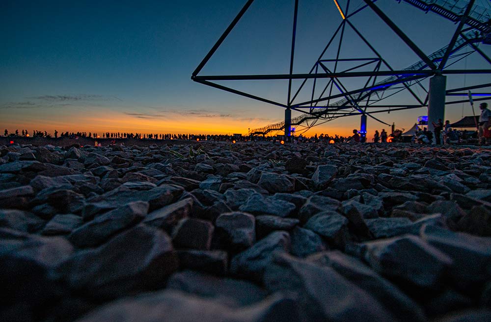 Der Tetraeder in Bottrop kurz nach Sonnenuntergang.