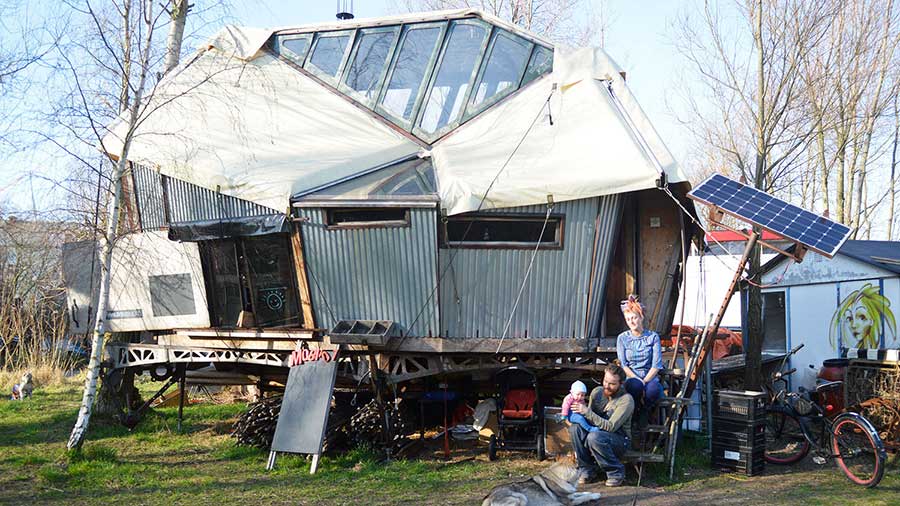 Aus dem NEST Magazin: Calanne und Geert vor ihrem mobilen Zuhause. Foto: Inga Schnepel.